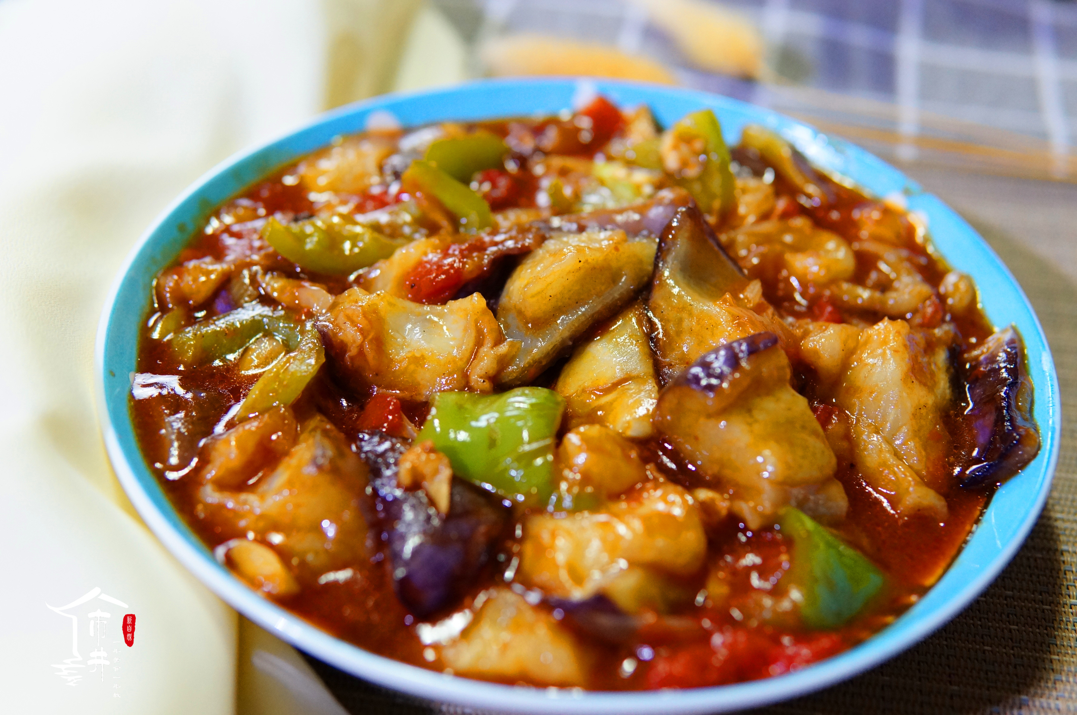 推荐菜谱:家常红烧茄子1,将茄子洗净,切成均匀的滚刀块,不用削皮.