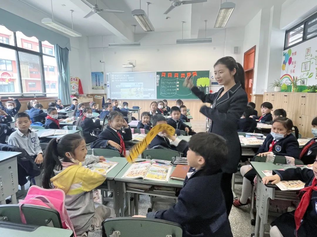 双流区英语教研员尚梅林莅临双实外指导二年级英语区级公开课