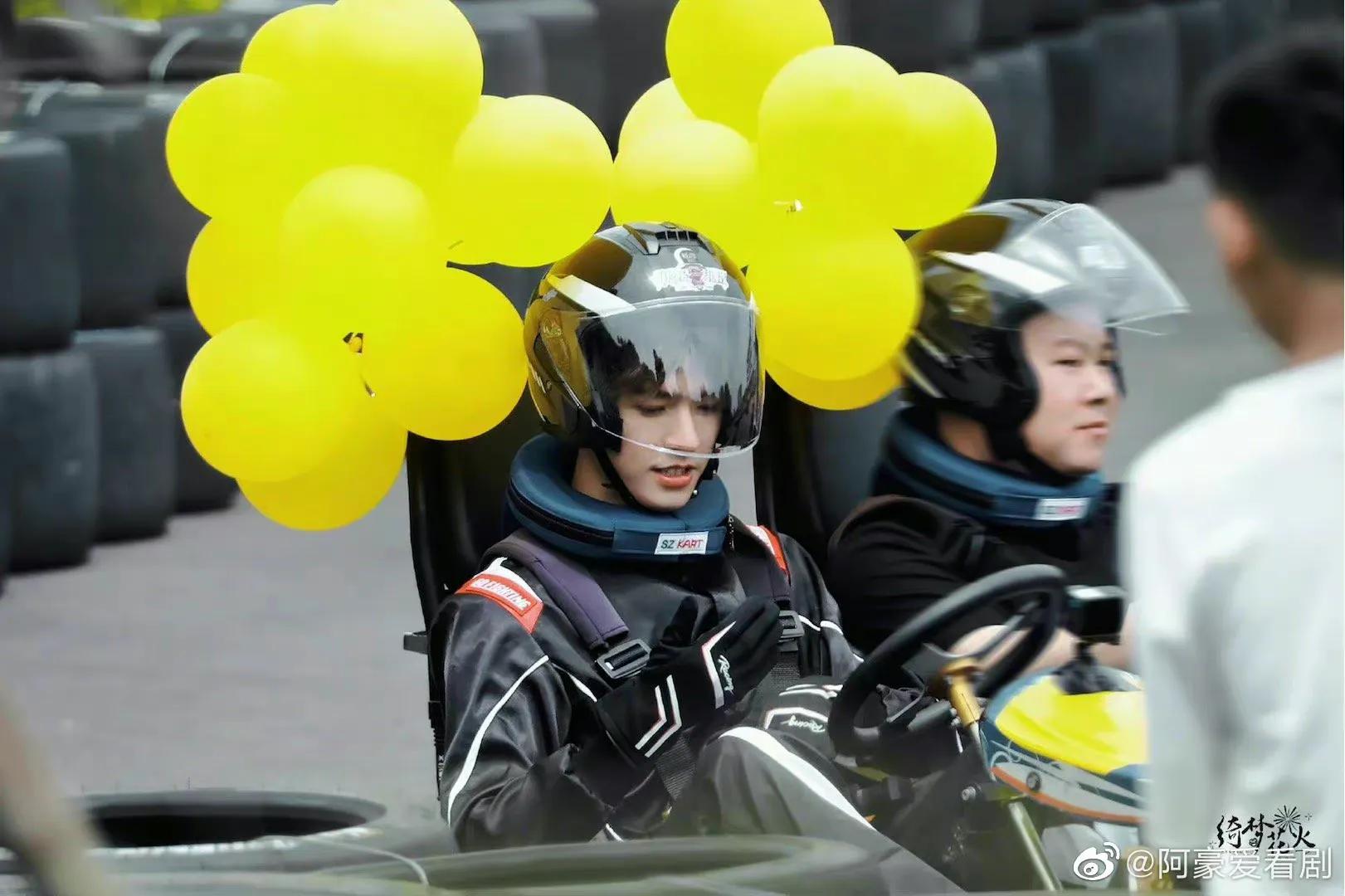 综艺《极限挑战》横店路透中帅气的龚俊