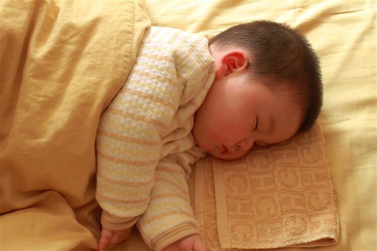 “被子重，睡得香”可信吗？美国研究：厚被子盖4周，失眠降一半