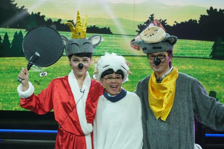 “金龟子”刘纯燕：穿千元拖鞋低调逛商场，网友：一点都没变