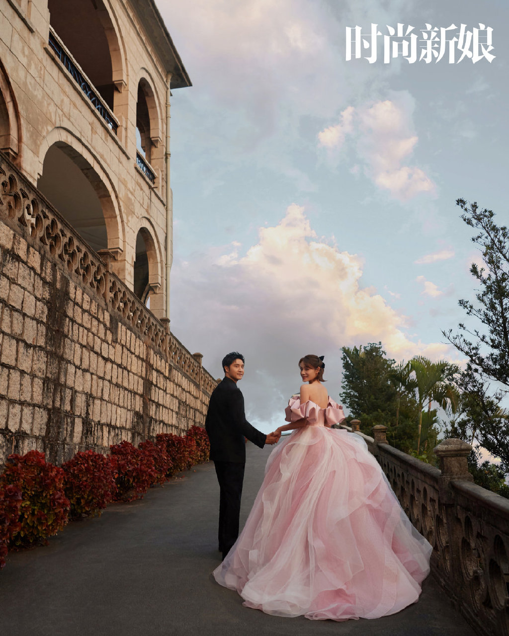 田亮夫妇结婚14周年再拍婚纱照，叶一茜呈现望夫眼，容颜身材未改