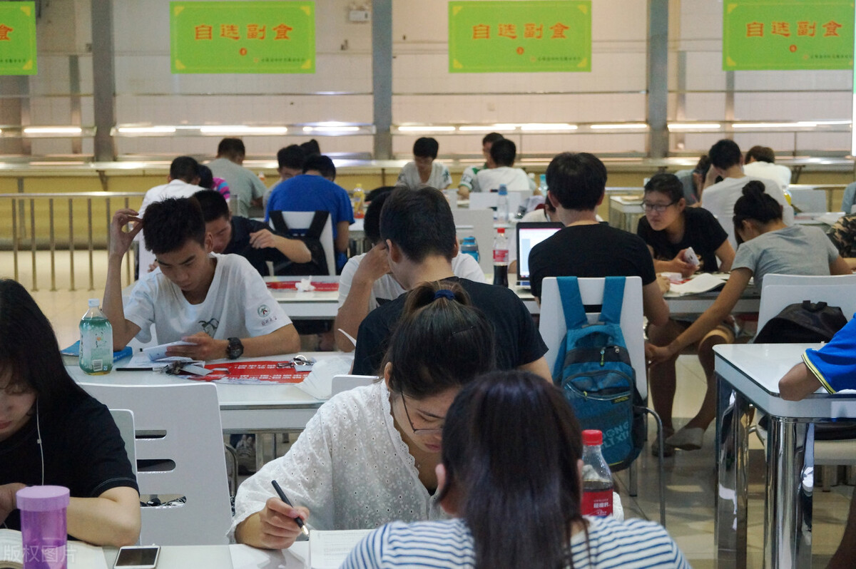 高数考试班里一半人没及格，大学生挂科率越来越高，老师也很无奈