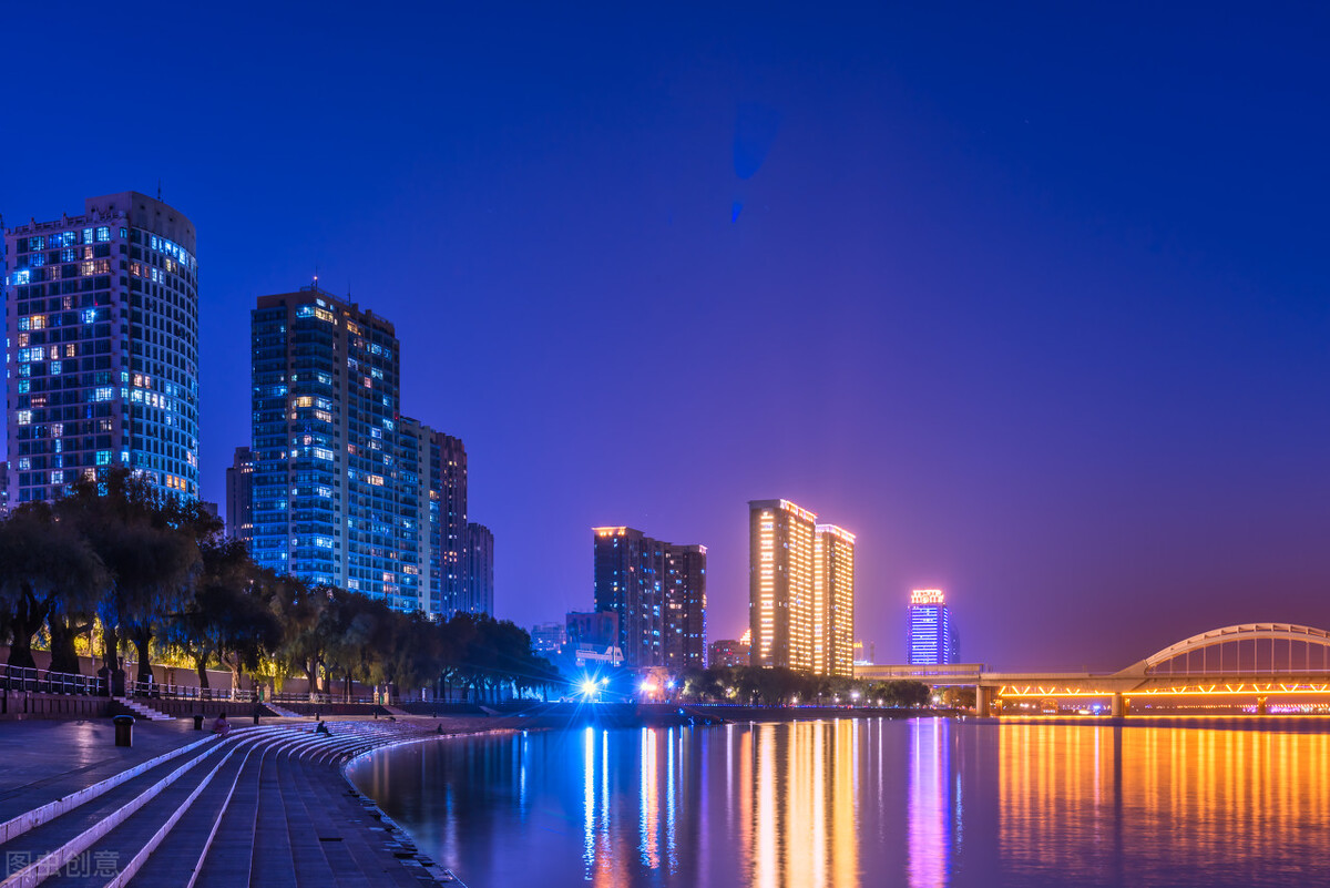 适合在江边发朋友圈的句子(描写夜晚江边灯光的优美句子)