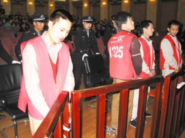 罪恶五兄弟：2003年，五兄弟制造持枪爆炸抢劫运钞车案，均被正法