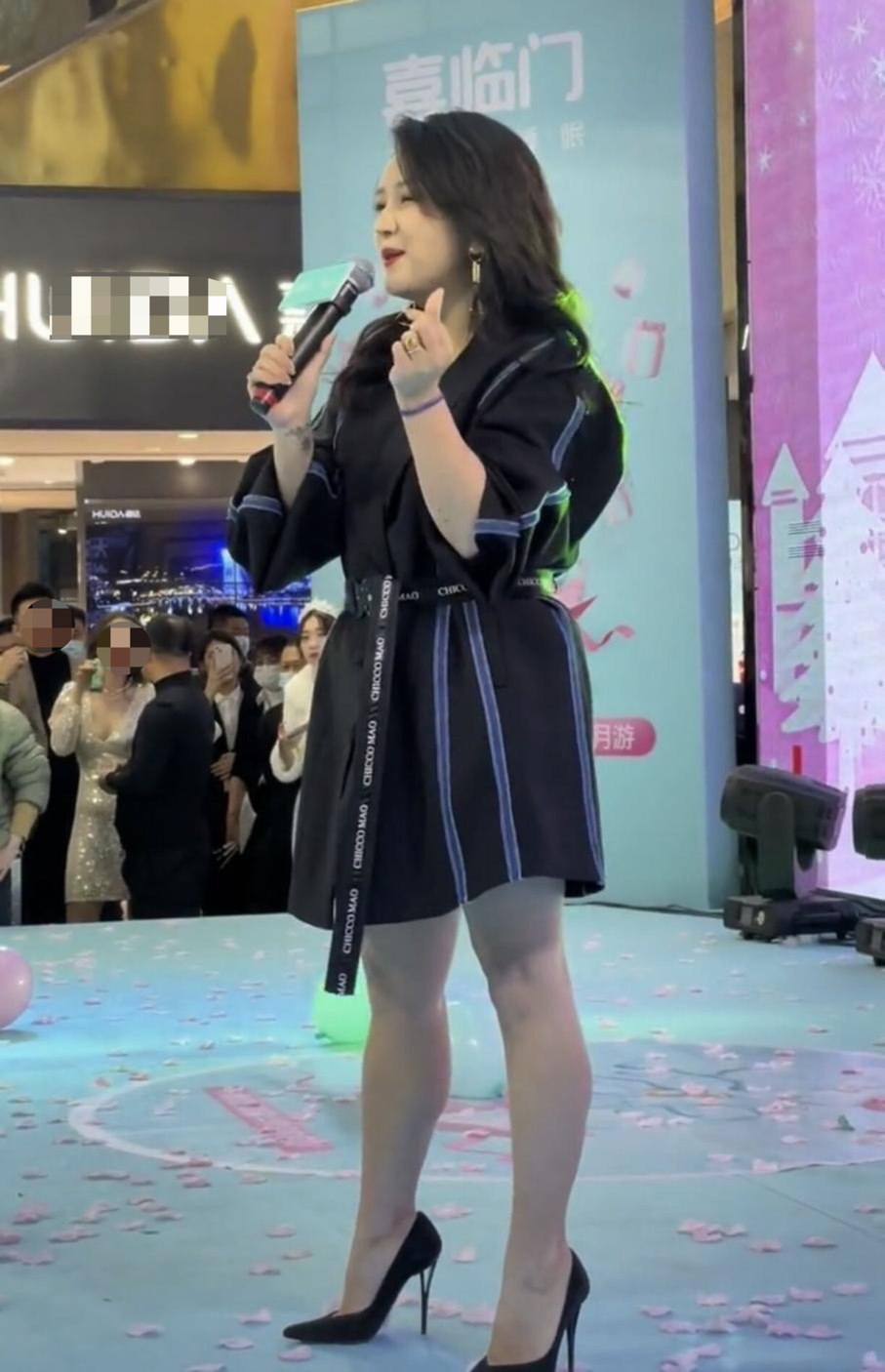 35岁何洁现身商演，减肥有效脸瘦一圈，养3娃不容易大冬天穿短裙