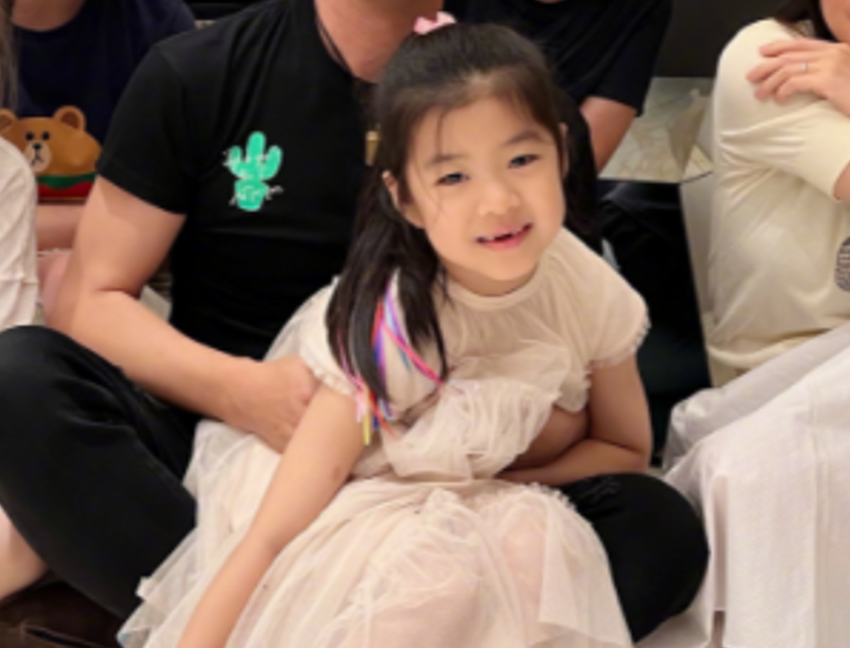 7岁醒醒新照，被老父亲搂在怀里笑容甜美，尖下巴酷似妈妈章子怡