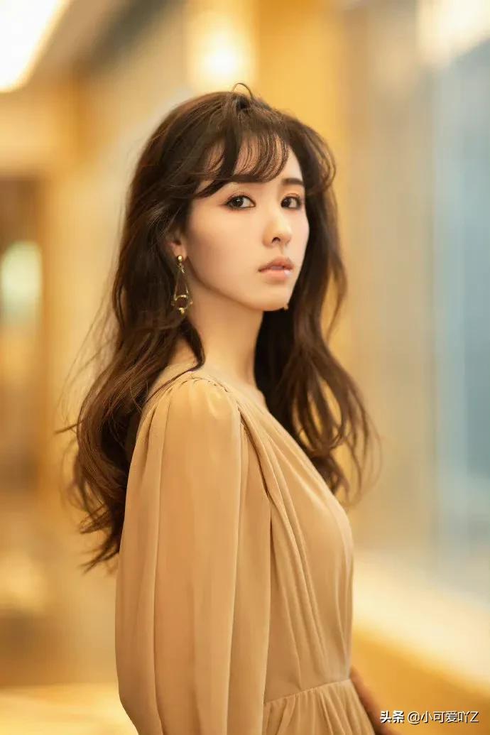 陈都灵，烟熏妆配咖啡色长裙，复古迷人