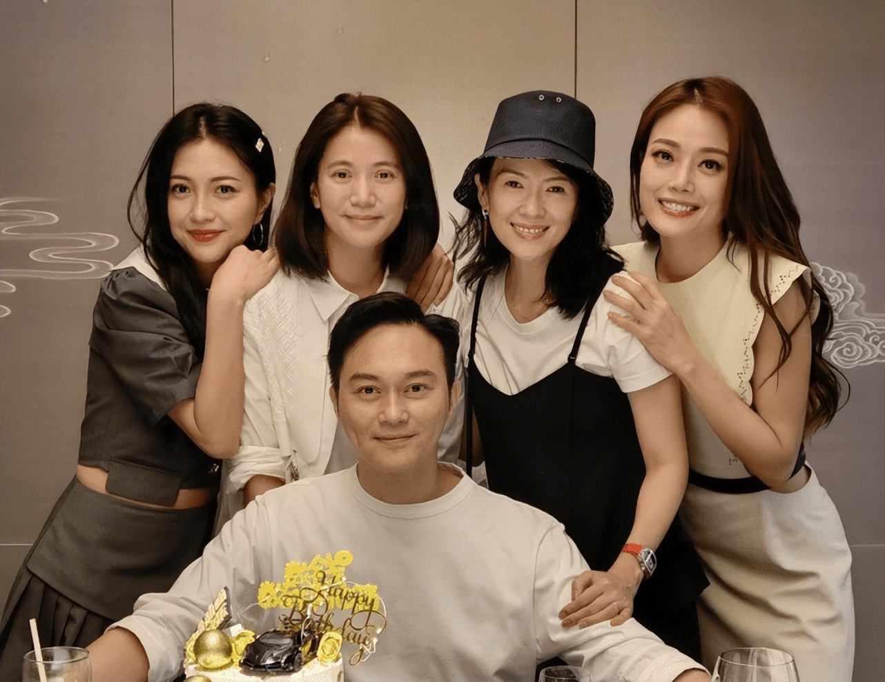 张智霖夫妇浪漫约会，结婚21年甜蜜如初，50岁袁咏仪自信秀全素颜