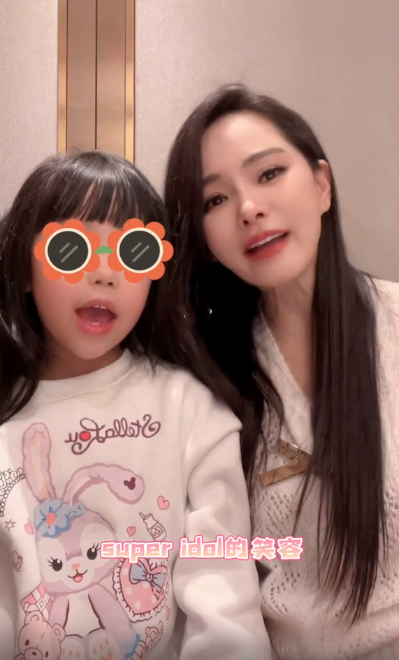 54岁伊能静与女儿合唱，5岁米粒越长越像妈妈，母女卖萌超有爱
