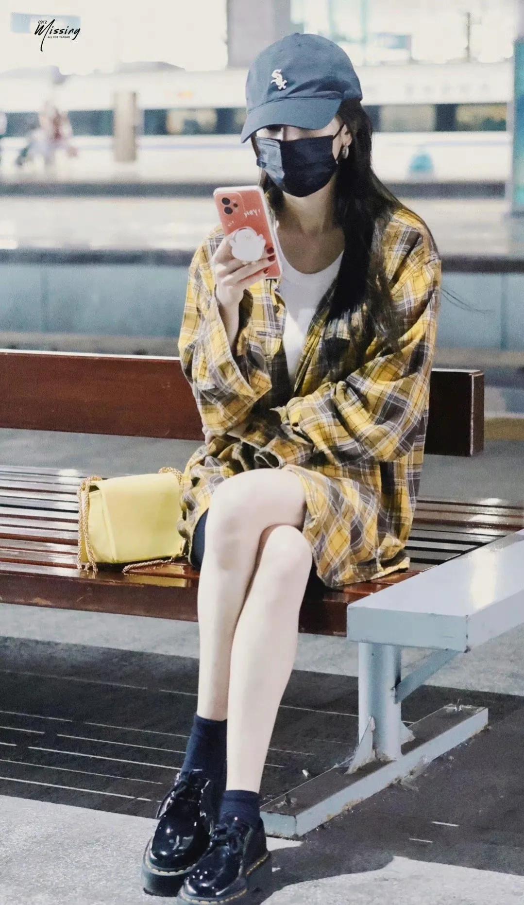 杨幂最新机场饭拍，格子衫加健身裤，下衣失踪露出大长腿又美又飒