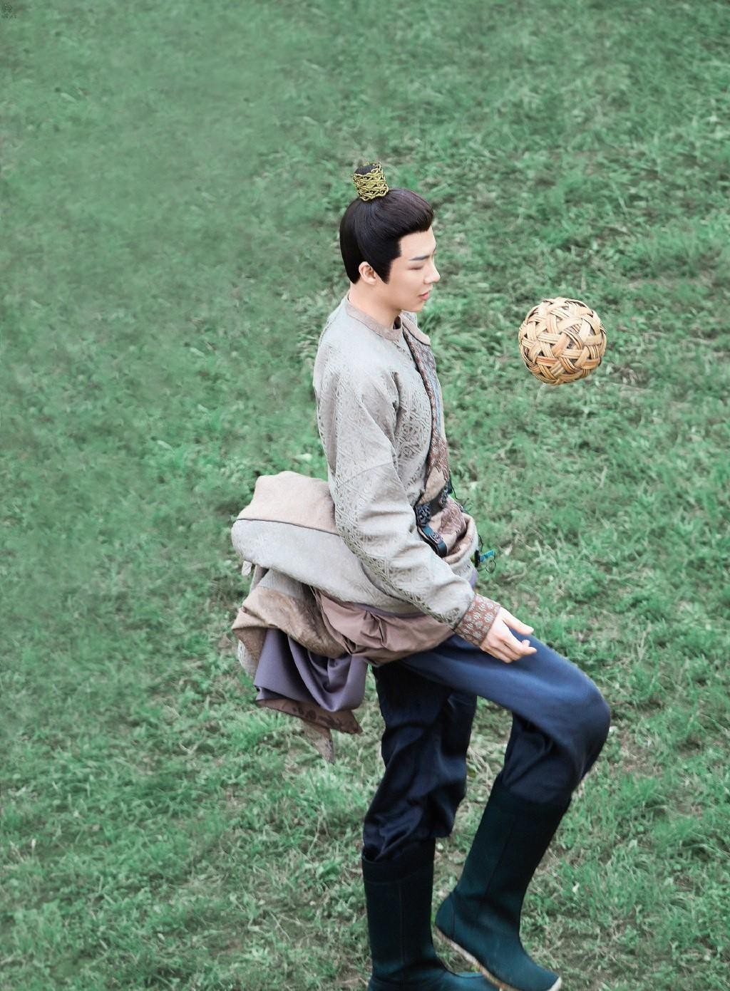 身高超过185的12位男星，个个“鹤立鸡群”，不用偷偷塞内增高