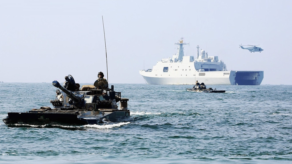 山東艦過台灣海峽，綠媒稱疑被美軍機鎖定，中方：將堅決維護主權