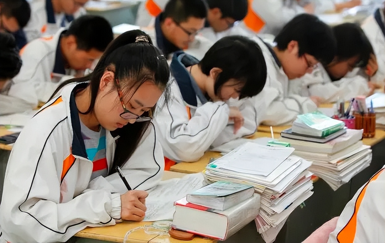 2022年高考，学生考多少分才能上211大学？班主任给出参考标准