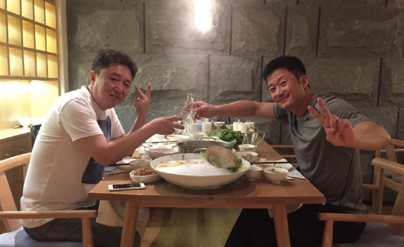 演艺圈5对“莫逆之交”，互当“损友”19年，拍结婚照也带在身边