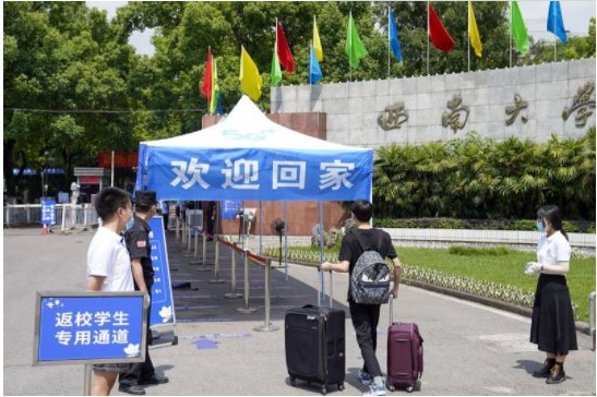 女大学生返校行李箱装满“小秘密”，引发网友共鸣，堪称人间真实