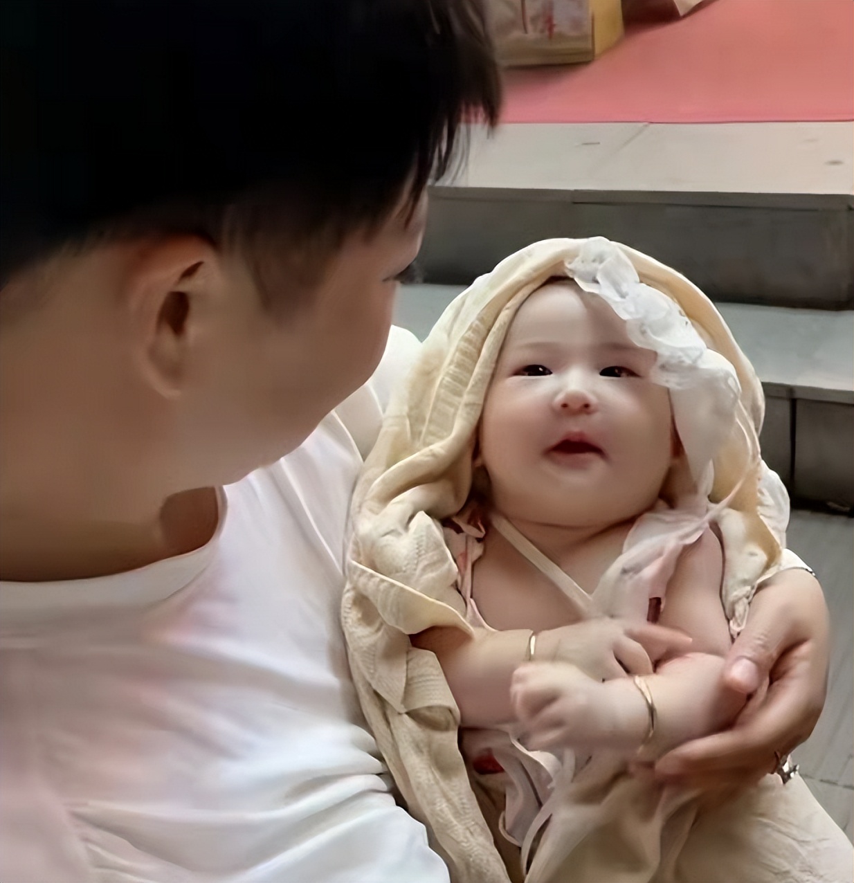 杨树林老婆胖丫被曝生二胎，抱婴儿母爱满满，出狱后靠卖水果维生