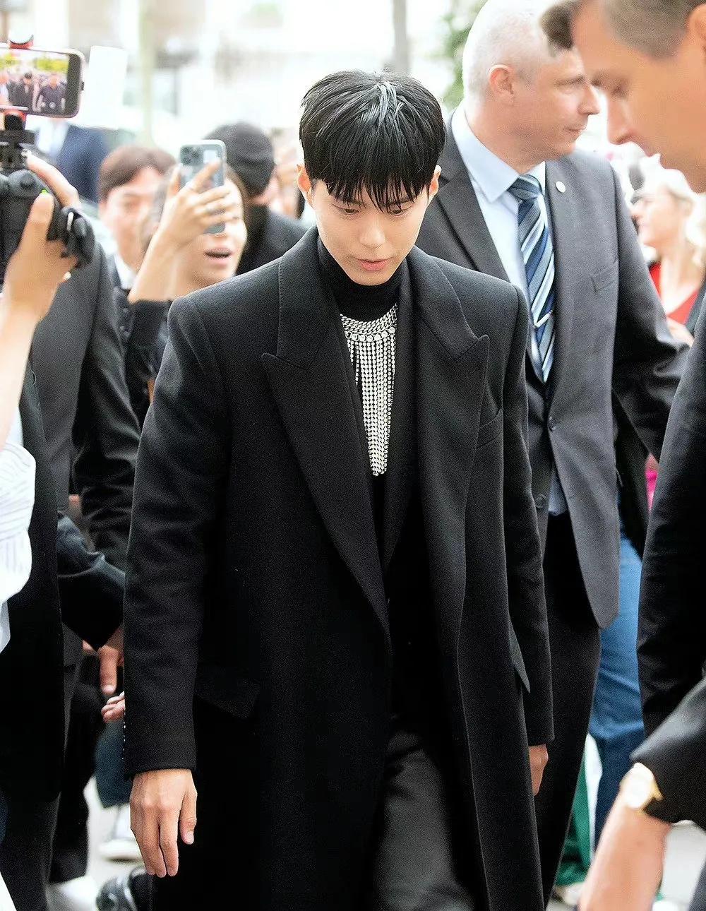 金泰亨Lisa朴宝剑同框亮相巴黎时装周