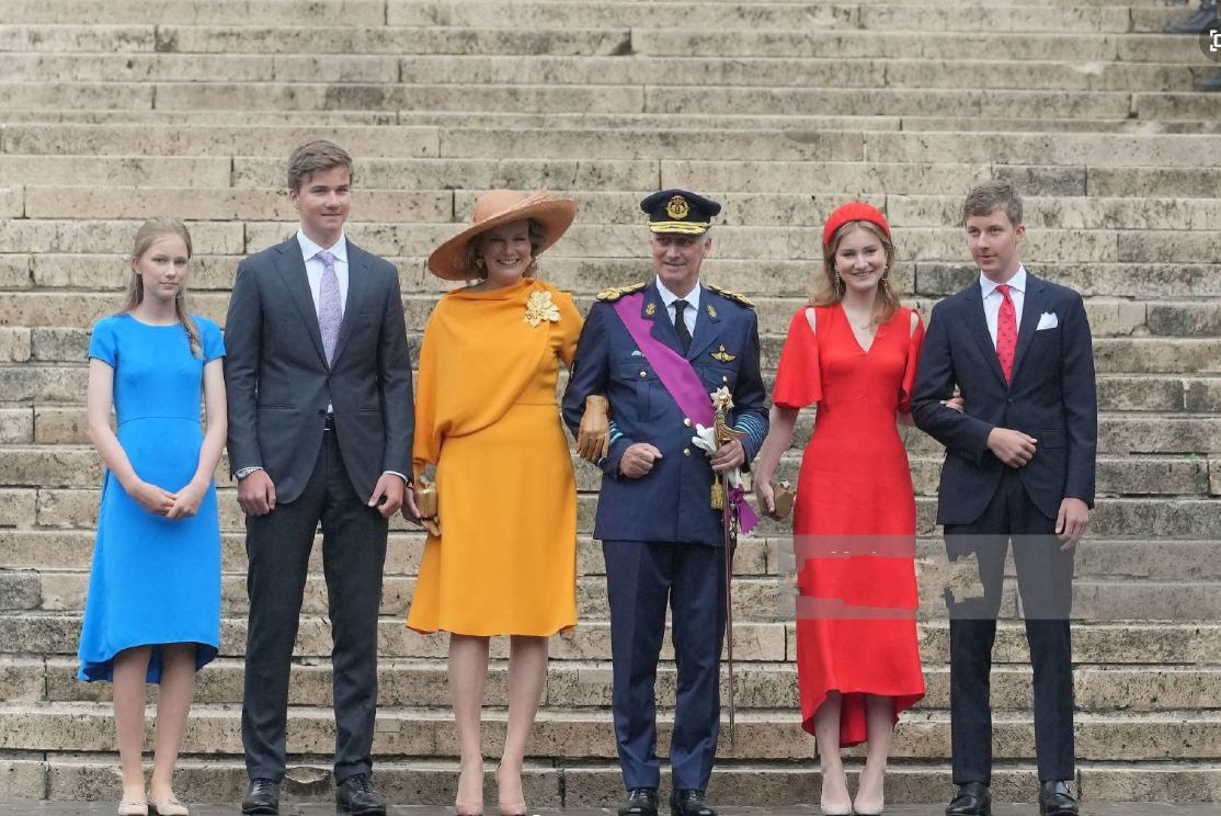 被比利时女王储美到！一袭红裙挽着小王子，好似童话故事里的画面