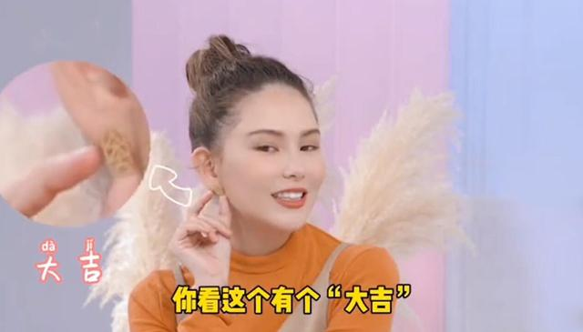 昆凌怀三胎后首次公开露面，全身照曝光身材变富态，5月孕肚抢镜