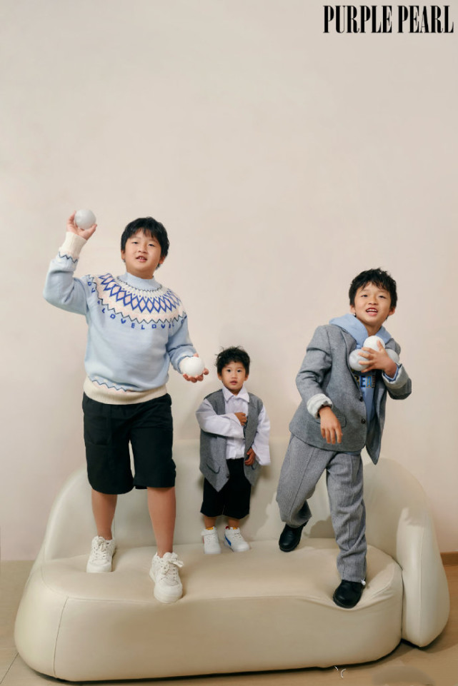 邹市明冉莹颖拍全家福写真，三个儿子暴风长大，轩轩体格赶超爸爸