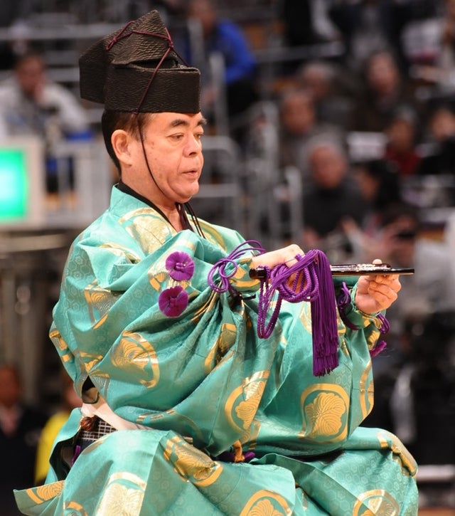 相扑裁判带着一把刀,所以如果他们做出错误的裁决,他们可以自杀.