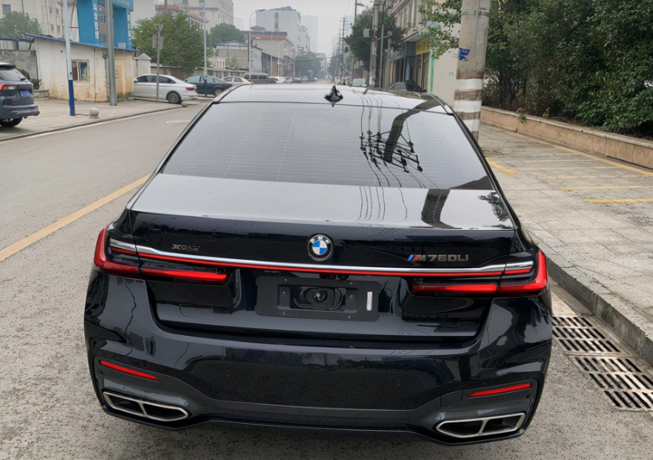花228万买宝马m760,巧遇白色宝马730,两车齐头并进一起拍照