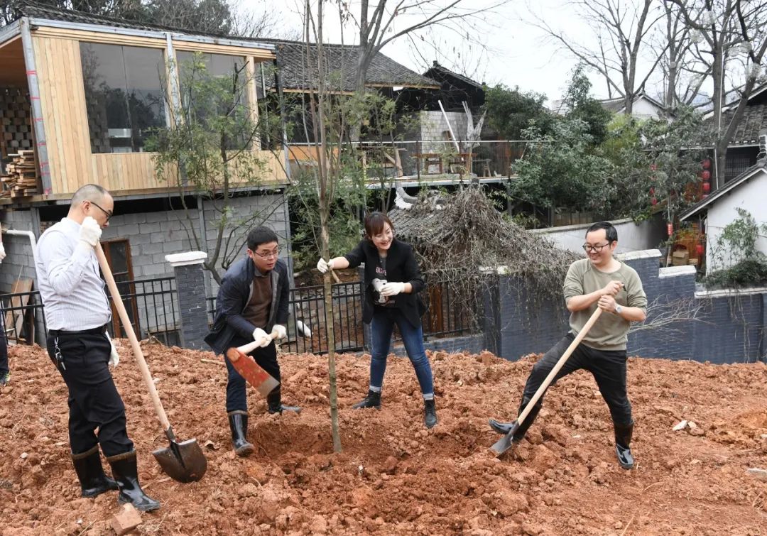 创国家森林城市 建怀化绿色家园 黎春秋王建球李万千印宇鹰等参加义务植树活动