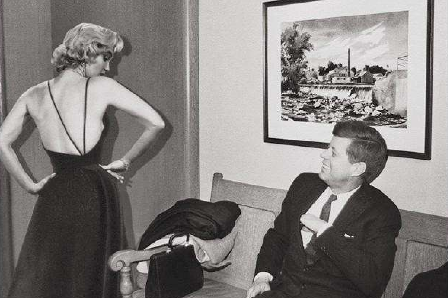 1962年，梦露在家里赤身裸体暴死，相关人员回忆说和肯尼迪太近了。