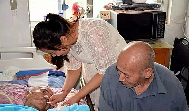 安徽光棍兄弟收养弃婴，给拖拉机装土赚奶粉钱，34年后女婴成教师