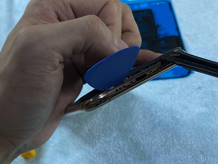 iPhone XS MAX更换大容量电池，续航直接翻倍，看完你也可以自己换