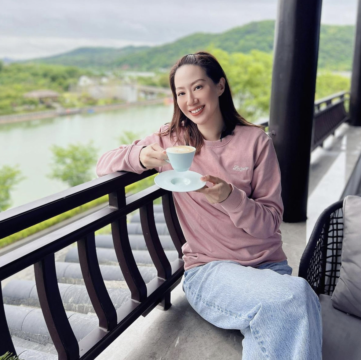 甄子丹夫妇前往绍兴露营，现身苍蝇小馆，店面狭小装修简陋不嫌弃