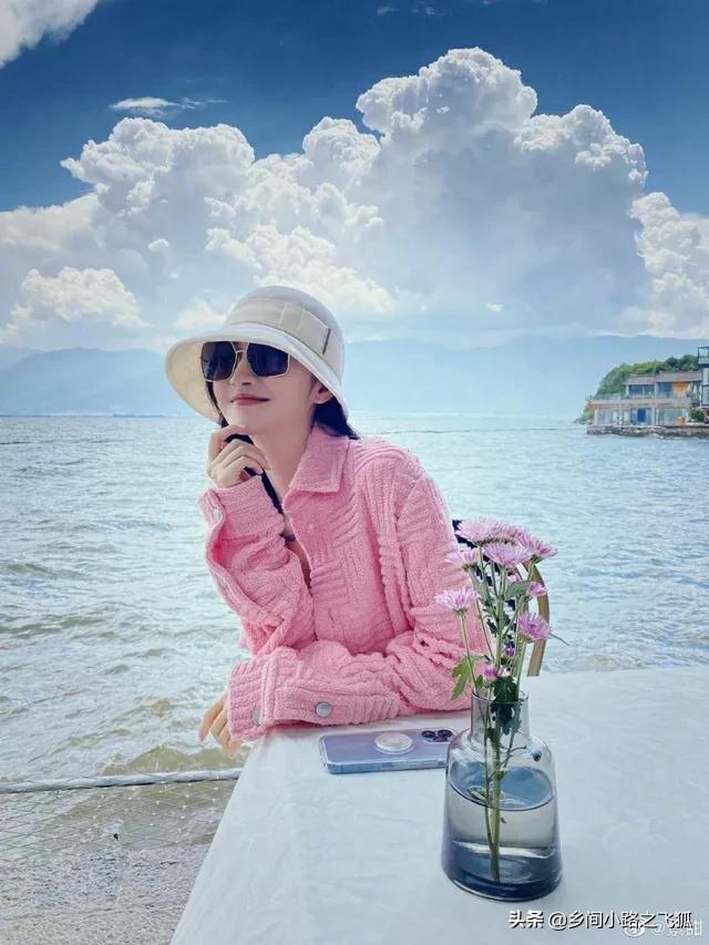 景甜置身碧海蓝天 穿粉外套撩拨长发好甜美