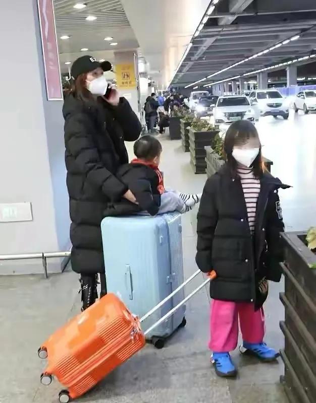 蔡少芬带三娃出行好操心，2岁儿子坐婴儿车超酷，俩女儿乖巧懂事