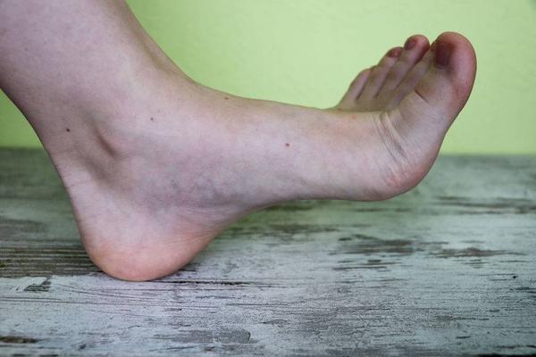 腳經常疼痛，或與5個因素有關，別忽視病症帶來的危害，及時檢查