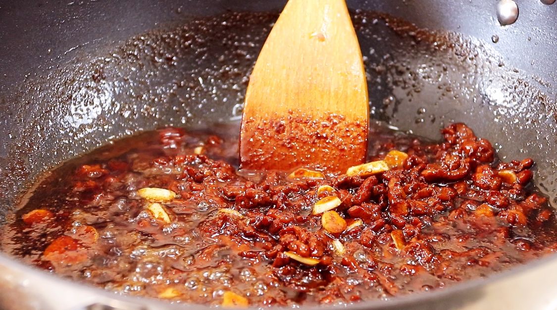 一道过年必备万能酱，一次做10斤，保存一个月不坏，拌饭拌面好吃