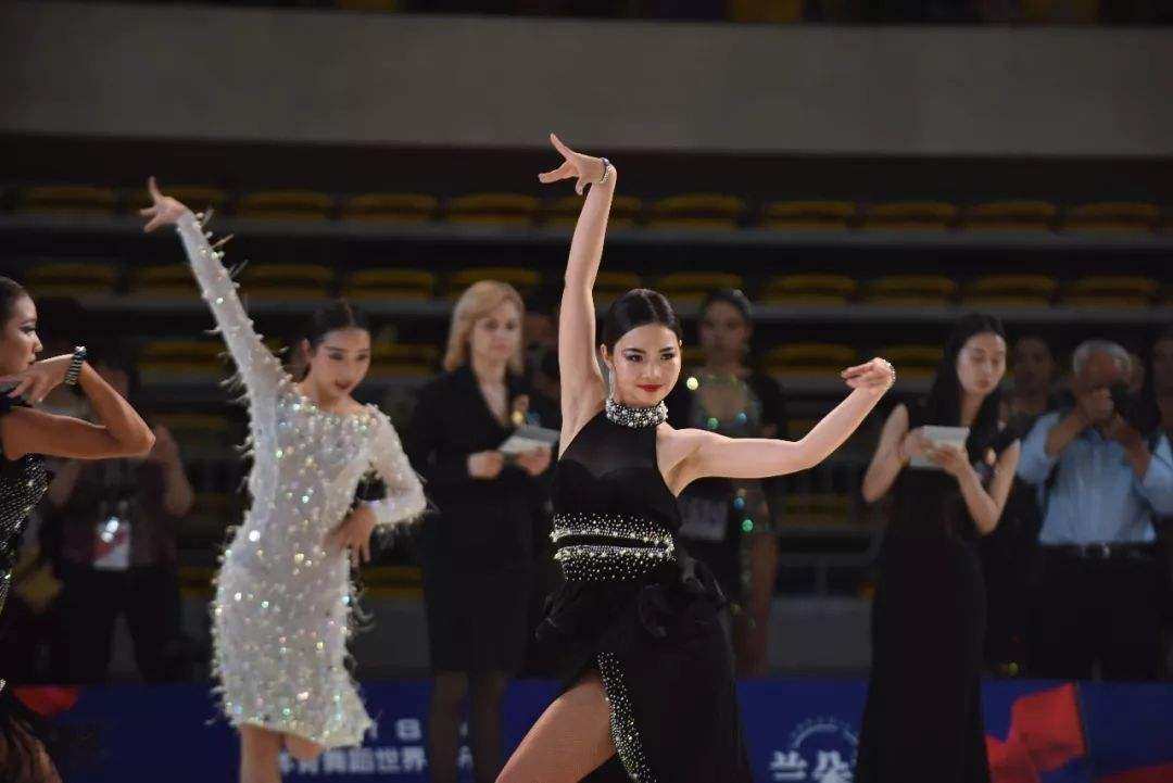 “果然不是正经大学”，一段大学生跳舞视频流出，网络又沸腾了