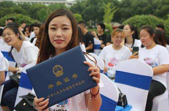 专科生求职连吃闭门羹，吐槽一堆证书不抵211学历，HR一语道破