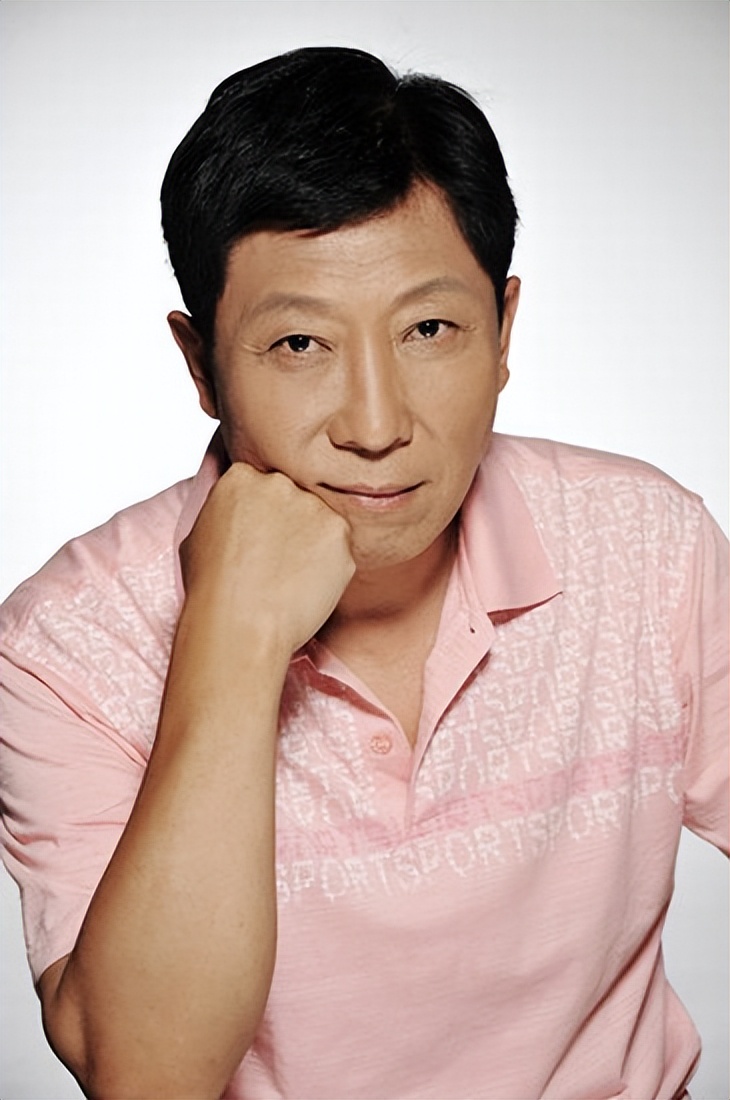 “爸爸专业户”韩童生：放弃铁饭碗当演员，与妻子恩爱多年很幸福