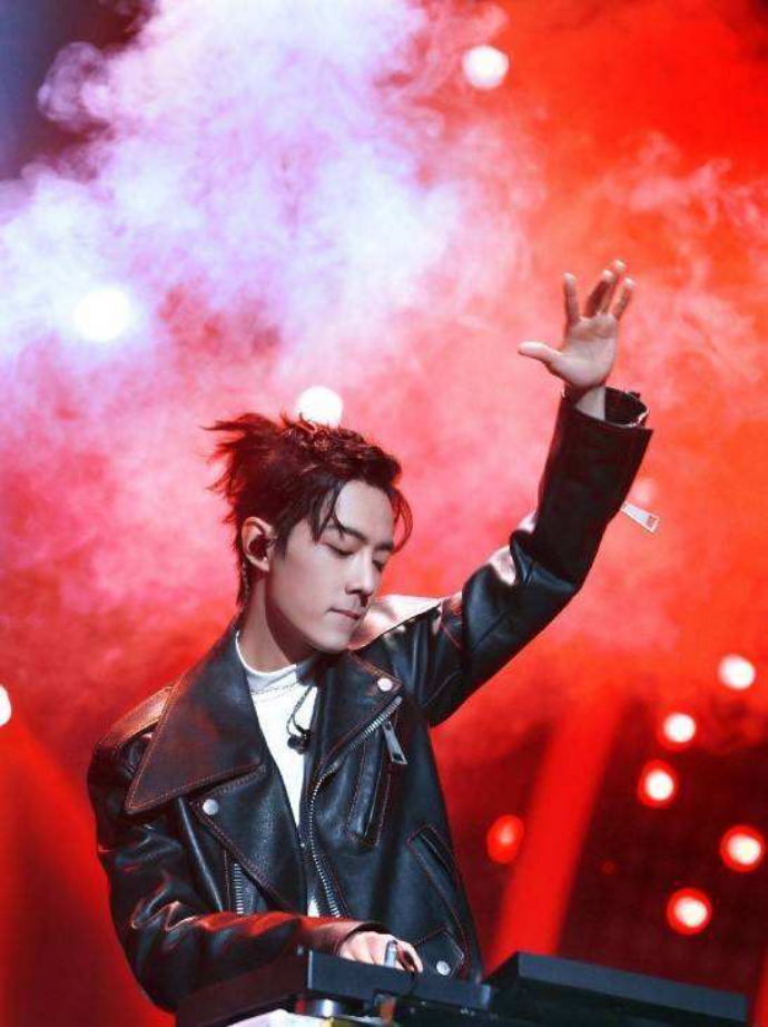 同样是扎小辫,把任嘉伦王一博肖战蔡徐坤等放一起,差别就出来了