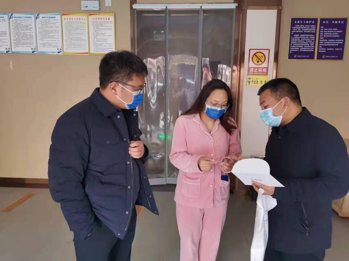 郸城：爱心人士慰问“援扶抗疫”胜利而归的医护人员