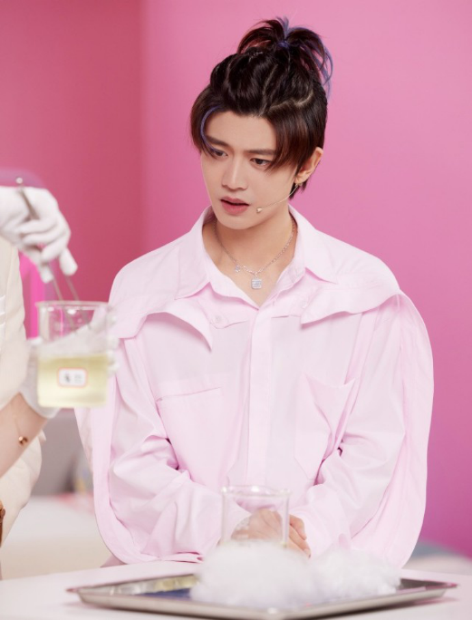 同样是扎小辫,把任嘉伦王一博肖战蔡徐坤等放一起,差别就出来了