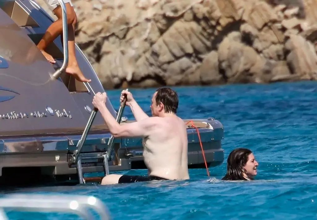 马斯克冷白皮大肚腩辣眼睛！嘲比尔盖茨身材不好的他，原来是垫底