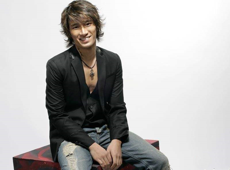 过气女明星窘况：街头卖唱、破产、卑微求工作，风光不再