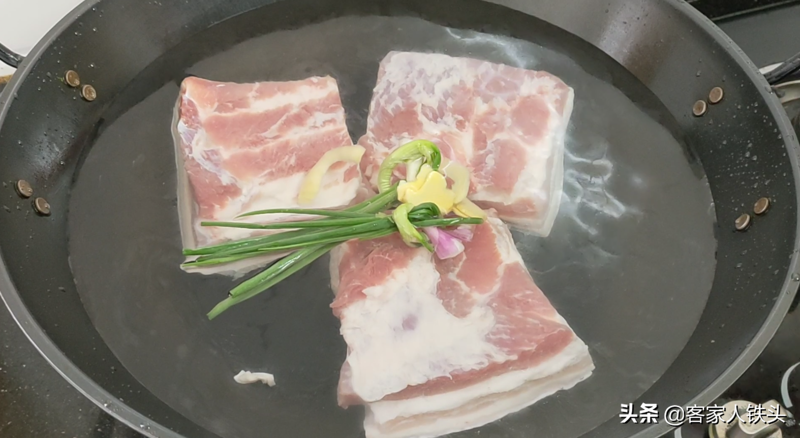 五花肉最好吃的做法，加1个香芋，客家人待客都爱做它，好吃过瘾