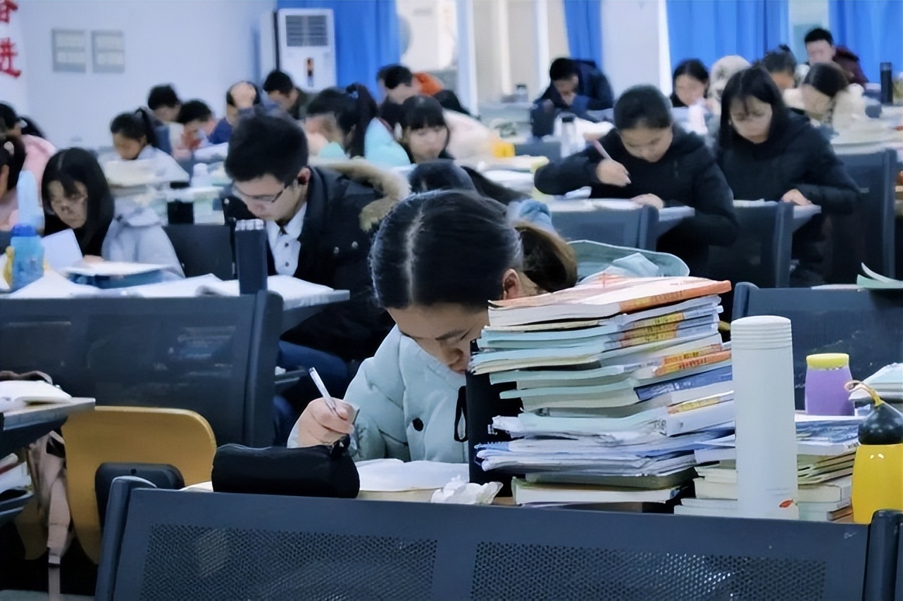 2022高考人数出炉，河南依旧高居榜首，学生表示太难了