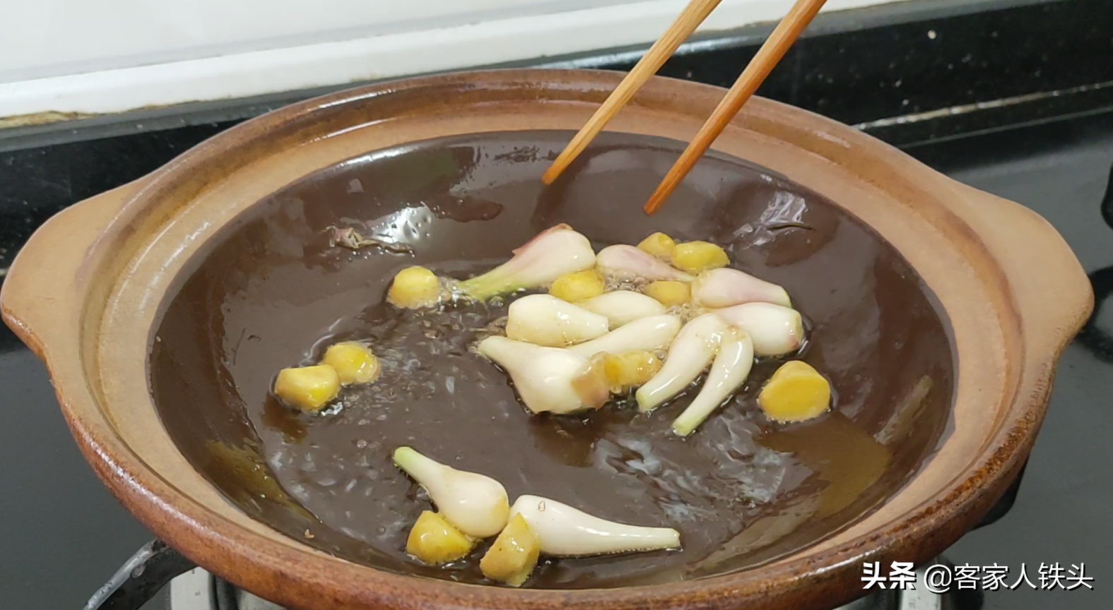 客家葱油鸡，一锅让人吃一次就爱上的家常菜，嫩滑入味吃着很过瘾