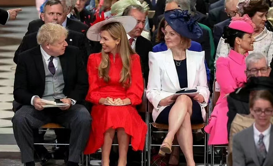 鲍里斯辞职后穿得好随意！抱2岁儿子高调出街，爷俩卷毛发型吸睛