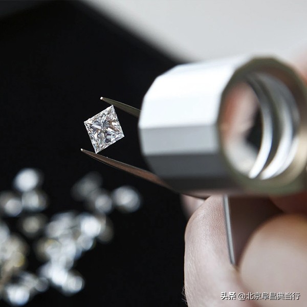 钻石是不是越白越好，什么样的值得买？