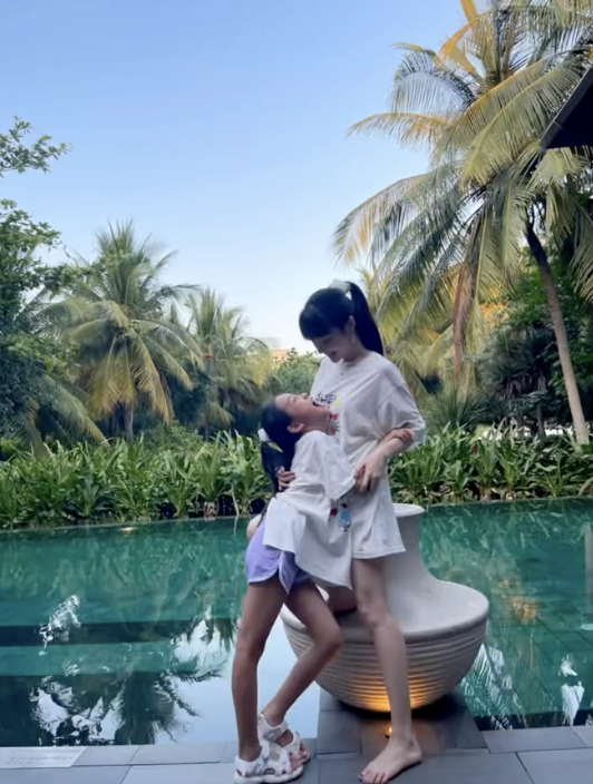 李小璐懒理新恋情传闻，晒照回顾2021，母女拍故宫写真温情满满